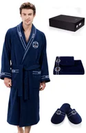 Szlafroki męskie - Soft Cotton Męski szlafrok MARINE MAN w ozdobnym opakowaniu + ręcznik + kapcie Ciemnoniebieski S + kapcie (40/42) + ręcznik + box 20351set - miniaturka - grafika 1