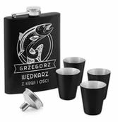 Piersiówki - Murrano Piersiówka czarna z 4 kieliszkami i grawerem dla wędkarza PIER-BK-025 - miniaturka - grafika 1