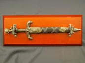 Repliki - broń - Denix SA REPLIKA SZTYLET KRÓLA ARTURA NA TABLO MODEL 4139NQ+TM+11G 4139NQ+TM+11G - miniaturka - grafika 1