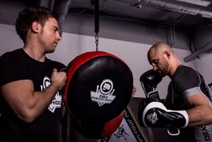 DBX Bushido DUŻA TARCZA TRENINGOWA XXL - PROFILOWANA 75x35x16 cm BIAŁA - Tarcze i łapy - miniaturka - grafika 2