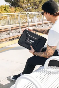 UAG (URBAN ARMOR GEAR) Medium Sleeve etui ochronne do urządzeń 13" czarny ISLUGMBK - Torby na laptopy - miniaturka - grafika 4