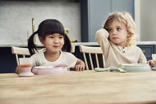 Baby Bjorn Zestaw obiadowy, Powder Pink - Zestawy naczyń dla dzieci - miniaturka - grafika 7