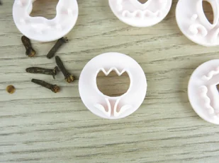 Fackelmann Dekorator do masy cukrowej 8 końcówek ZENKER 42879 42879 - Formy do ciast - miniaturka - grafika 4