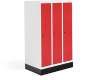 Meble do szkół i przedszkoli - AJ Produkty Szafka do szatni 03, 3 moduły, 3 drzwi, 1340x900x550 mm, czerwony, z podstawą - miniaturka - grafika 1