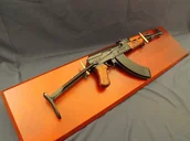 Repliki - broń - Denix SA REPLIKA ROSYJSKI KARABIN MASZYNOWY AK-47 NA TABLO MODEL 1097+TD+34 1097+TD+34 - miniaturka - grafika 1
