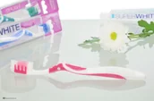 Szczoteczki do zębów - SuperWhite SUPERWHITE szczoteczka do zębów wybielająca OPTIMA MEDIUM - miniaturka - grafika 1