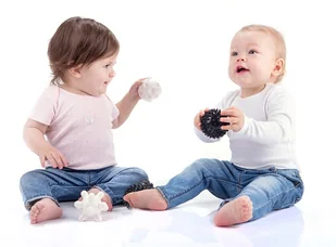 Am Tullo Am Tullo Piłeczki sensoryczne czarno-białe 4szt - Zabawki zręcznościowe - miniaturka - grafika 3