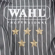 Pozostałe akcesoria fryzjerskie - Wahl Peleryna Barber czarna w białe pasy, napisy i gwiazdy haftowane - miniaturka - grafika 1