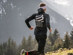 COMPRESSPORT COMPRESSPORT kurtka wodoodporna HURRICANE WATERPROOF 25/75 JACKET czarna - Kurtki i kamizelki sportowe męskie - miniaturka - grafika 5