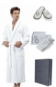 Szlafroki męskie - Soft Cotton Męski szlafrok SEHZADE w ozdobnym opakowaniu + ręcznik + kapcie S + kapcie (40/42) + ręcznik + box Biały / srebrny haft 2828_set3 - miniaturka - grafika 1