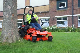 Ariens APEX 52" ZERO-SKRĘT TRAKTOREK OGRODOWY KOSIARKA SAMOJEZDNA SPALINOWA DO TRAWY 132cm KAWASAKI 23KM PREMIUM V-TWIN - Kosiarki traktorki - miniaturka - grafika 36