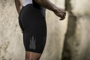 ZEROD spodenki triathlonowe ELITE SHORTS czarno-szare - Bielizna sportowa męska - miniaturka - grafika 10