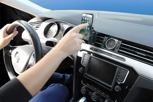 Brodit AB Uchwyt uniwersalny regulowany do telefonu bez futerału oraz w futerale lub etui o wymiarach: 75-89 mm (szer.), 2-10 mm (grubość). 511667 - Uchwyty samochodowe do telefonów - miniaturka - grafika 9