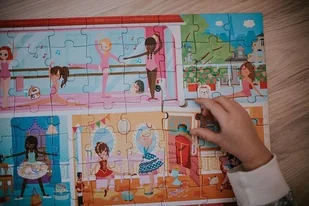 Janod Dzieci Puzzle Dance Academy 100 sztuk gry edukacyjne umiejętności motoryczne i koncentracja etui z uchwytem wykonane we Francji i certyfikowane przez FSC-zielone atramenty od 6 lat, J02616 J02616 - Puzzle - miniaturka - grafika 12