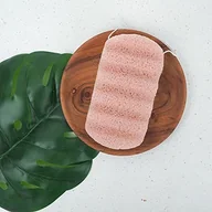 Rękawice i gąbki do kąpieli - Feel Natural Feel Natural Gąbka konjakowa do ciała, glina, czerwona - miniaturka - grafika 1