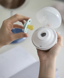 Suavinex Sterylizator smoczków UV Duccio biały - Podgrzewacze butelek i sterylizatory - miniaturka - grafika 4