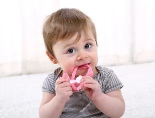 Mombella ŻÓŁTA MAŁPKA silikonowy gryzak Mombella MO P8081-3 - Gryzaki dla dzieci - miniaturka - grafika 8