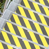 Pozostałe wyposażenie warsztatu - Coba Taśma Antypoślizgowa Na Podłożu Aluminiowym Czarny/żółty 625Mm X 114Mm (1 Sztuka) GF010711 - miniaturka - grafika 1