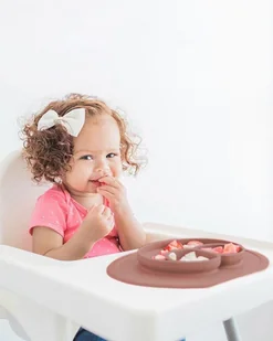 EZPZ Silikonowy Talerzyk z Podkładką Mały 2w1 Mini Mat Brązowy - Miseczki i talerzyki dla dzieci - miniaturka - grafika 8