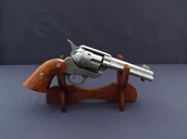 Repliki - broń - Denix SA REPLIKA REWOLWER PEACEMAKER NA STOJAKU S.COLT MODEL 1186G+801 1186G+801 - miniaturka - grafika 1