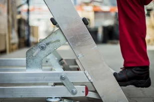 Faraone 996 99675064 Drabina magazynowa jezdna z wejściem jednostronnym wysokość robocza 4,23m) 75064-uniw - Drabiny Faraone 996 99675064 Drabina magazynowa jezdna z wejściem jednostronnym wysokość robocza 4,23m) 75064-uniw - Drabiny - miniaturka - grafika 15