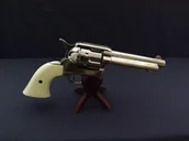Repliki - broń - Denix SA REPLIKA REWOLWER PEACEMAKER NA STOJAKU S.COLT MODEL 1150NQ+800 1150NQ+800 - miniaturka - grafika 1