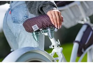 PLUMBIKE Pokrowiec na siodełko PLUMBIKE Betty Brązowy | 50% rabatu na 3 akcesorium - Siodełka rowerowe i akcesoria - miniaturka - grafika 2