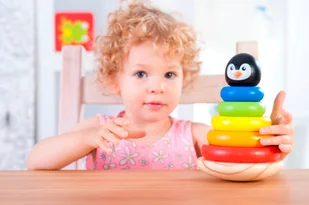 Trefl Drewniana Piramidka Wieża Pingwinek Marcinek - Układanki dla dzieci - miniaturka - grafika 9