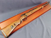 Repliki - broń - Denix SA REPLIKA KARABIN 98K MAUSER NA TABLO MODEL 1146+T - miniaturka - grafika 1