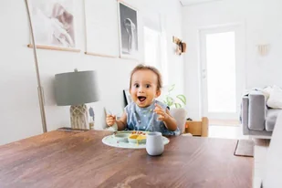 EZPZ Silikonowy kubeczek szary Tiny Cup  EZPZ 818156021387 - Kubki dla dzieci - miniaturka - grafika 7