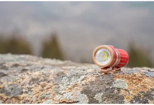 Olight Latarka akumulatorowa Baton 3 Premium Edition Red 1200 lumenów z bezprzewodowym etui ładującym - Latarki - miniaturka - grafika 15