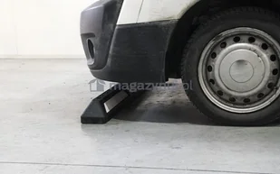 Gumowy ogranicznik parkingowy z białym odblaskiem (wym. 1670x145x120 mm) - Wyposażenie miejsc publicznych - miniaturka - grafika 4