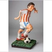 Figurki dekoracyjne - Guilermo Forchino FIGURKA MAŁY PIŁKARZ  -  (FO84013) - miniaturka - grafika 1