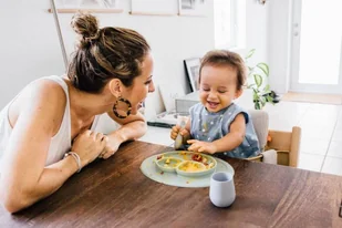 EZPZ Silikonowy kubeczek szary Tiny Cup  EZPZ 818156021387 - Kubki dla dzieci - miniaturka - grafika 6