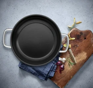 WMF patelnia do serwowania powlekane  24 cm Devil krawędź do wylewania uchwyt ze stali szlachetnej Cromargan CeraDur ze stali nierdzewnej do kuchenek indukcyjnych pranie ręczne 748346021 - Patelnie - miniaturka - grafika 3