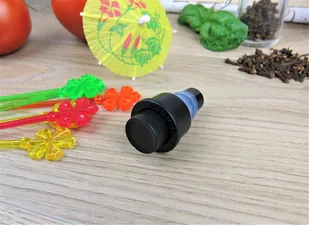 Fackelmann FM ZAMKNIĘCIE DO WINA Z POMPKĄ PRÓŻNIOWĄ (49605) - Pozostałe akcesoria barmańskie Fackelmann FM ZAMKNIĘCIE DO WINA Z POMPKĄ PRÓŻNIOWĄ (49605) - Pozostałe akcesoria barmańskie - miniaturka - grafika 1