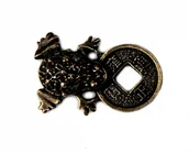 Figurki dekoracyjne - Żabka mosiężna mała z monetą na pomnażanie pieniędzy - miniaturka - grafika 1