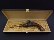 Repliki - broń - Denix SA REPLIKA LEWORĘCZNY PISTOLET SKAŁKOWY W PUDEŁKU MODEL 1296L+P02 1296L+P02 - miniaturka - grafika 1