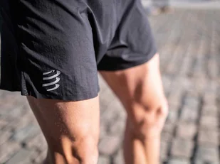 Compressport Spodenki do biegania męskie RACING SPLIT SHORT czarne - Spodnie sportowe męskie - miniaturka - grafika 3