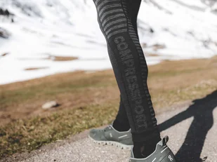 Compressport Legginsy biegowe męskie WINTER RUN LEGGING czarno-szare - Spodnie sportowe męskie - miniaturka - grafika 5