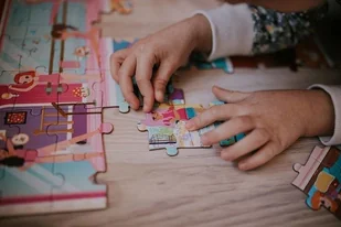 Janod Dzieci Puzzle Dance Academy 100 sztuk gry edukacyjne umiejętności motoryczne i koncentracja etui z uchwytem wykonane we Francji i certyfikowane przez FSC-zielone atramenty od 6 lat, J02616 J02616 - Puzzle - miniaturka - grafika 11