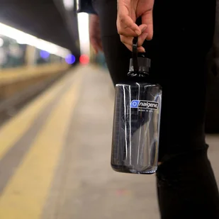 Nalgene Butelka na wodę Wide Mouth Sustain Nalgene 1 l - aubergine 2020-0332 - Shakery i bidony sportowe - miniaturka - grafika 6