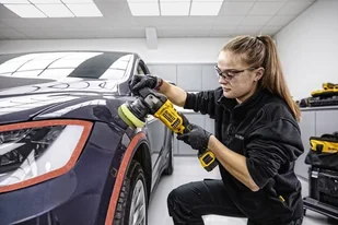 DeWalt akumulatorowa polerka rotacyjno-mimośrodowa 125mm, 18V XR 2x5,0Ah [DCM848P2] DCM848P2-QW - Szlifierki i polerki - miniaturka - grafika 3