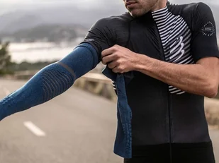 Compressport rękawki kompresyjne ARMFORCE ULTRALIGHT niebieski - Pozostały sprzęt i akcesoria do ćwiczeń - miniaturka - grafika 3