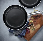 Zestawy garnków i patelni - WMF Zestaw 2 patelnii z łopatką 0741619990 - miniaturka - grafika 1