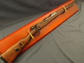 Repliki - broń - Denix SA REPLIKA KARABINU 98K MAUSER NA TABLO MODEL 1146+T+34 - miniaturka - grafika 1