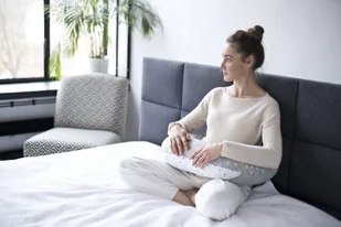 Motherhood Fasolka, Poduszka do karmienia, Różowe Kropy - Poduszki do karmienia Motherhood Fasolka, Poduszka do karmienia, Różowe Kropy - Poduszki do karmienia - miniaturka - grafika 6