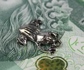 Figurki dekoracyjne - Żabka metalowa mała z małym kółeczkiem - miniaturka - grafika 1