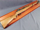 Repliki - broń - Denix SA REPLIKA KARABIN GARAND M-1 KALIBER 30 NA TABLO MODEL 1105+T 1105+T - miniaturka - grafika 1