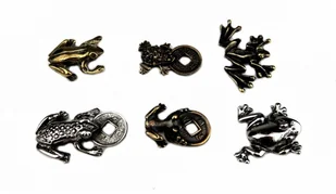 Żabka mosiężna mała z monetą na pomnażanie pieniędzy - Figurki dekoracyjne - miniaturka - grafika 3